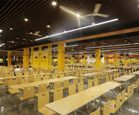 南昌工业工程学校食堂内